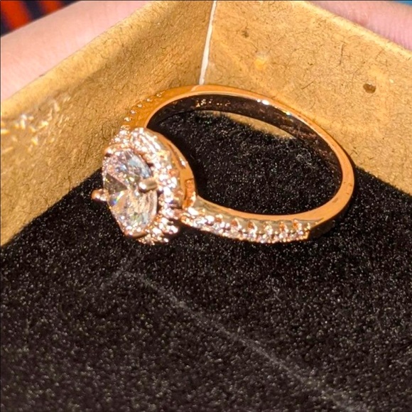 Center of My Universe Round Halo Ring - Picture 10 of 12